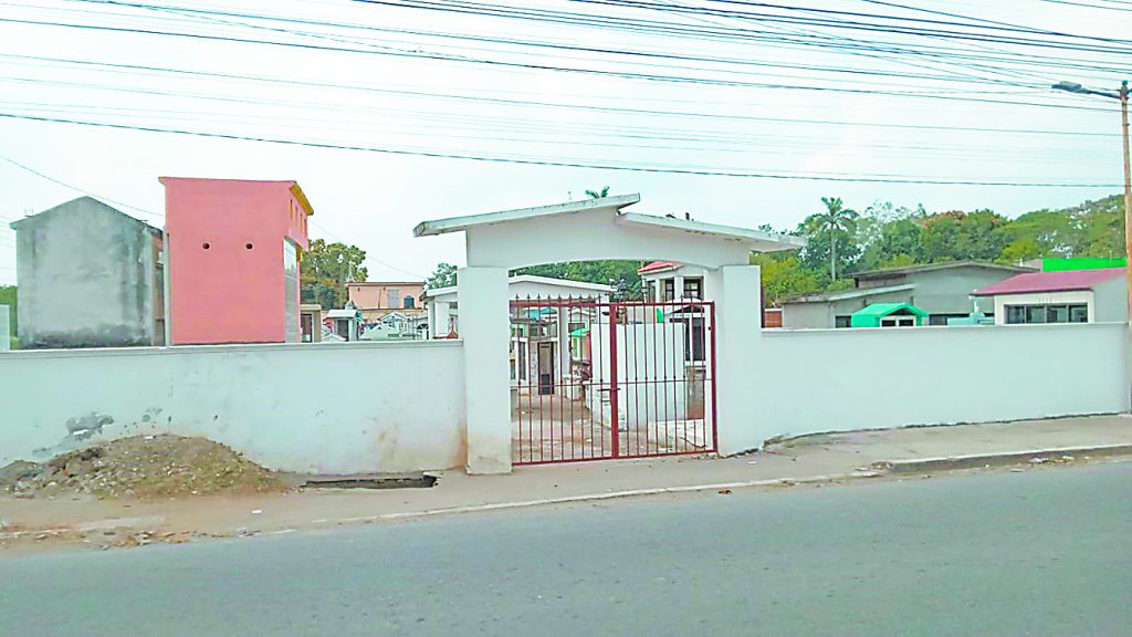 Profanan tumbas con rituales en Jalpa