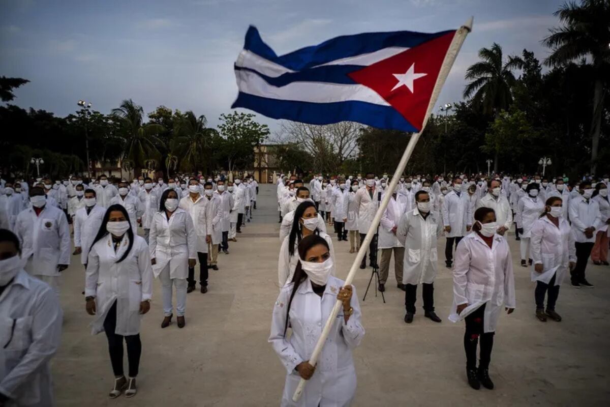 Por presiones de EU, Guatemala desiste de tener a su servicio a médicos cubanos