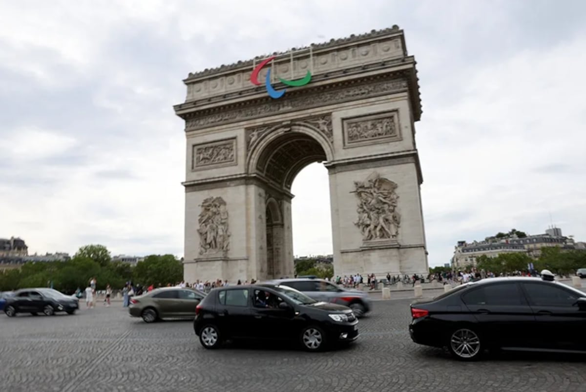 Hombre armado con cuchillo intenta atentar contra un gendarme en París