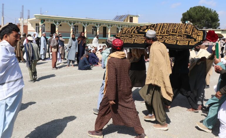 Afganistán acusa a Pakistán de bombardear hospital de rehabilitación de drogadictos: 400 muertos