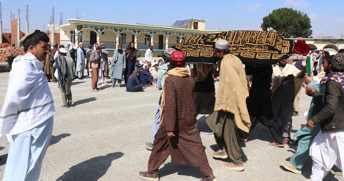 Afganistán acusa a Pakistán de bombardear hospital de rehabilitación de drogadictos: 400 muertos