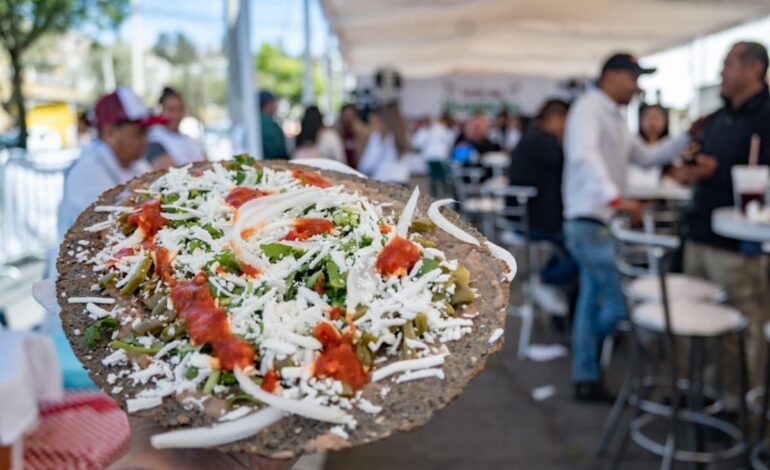 ¿Antojo de tostada, nopalitos, frijoles, queso y salsa? Vista la Feria del Huarache en Toluca