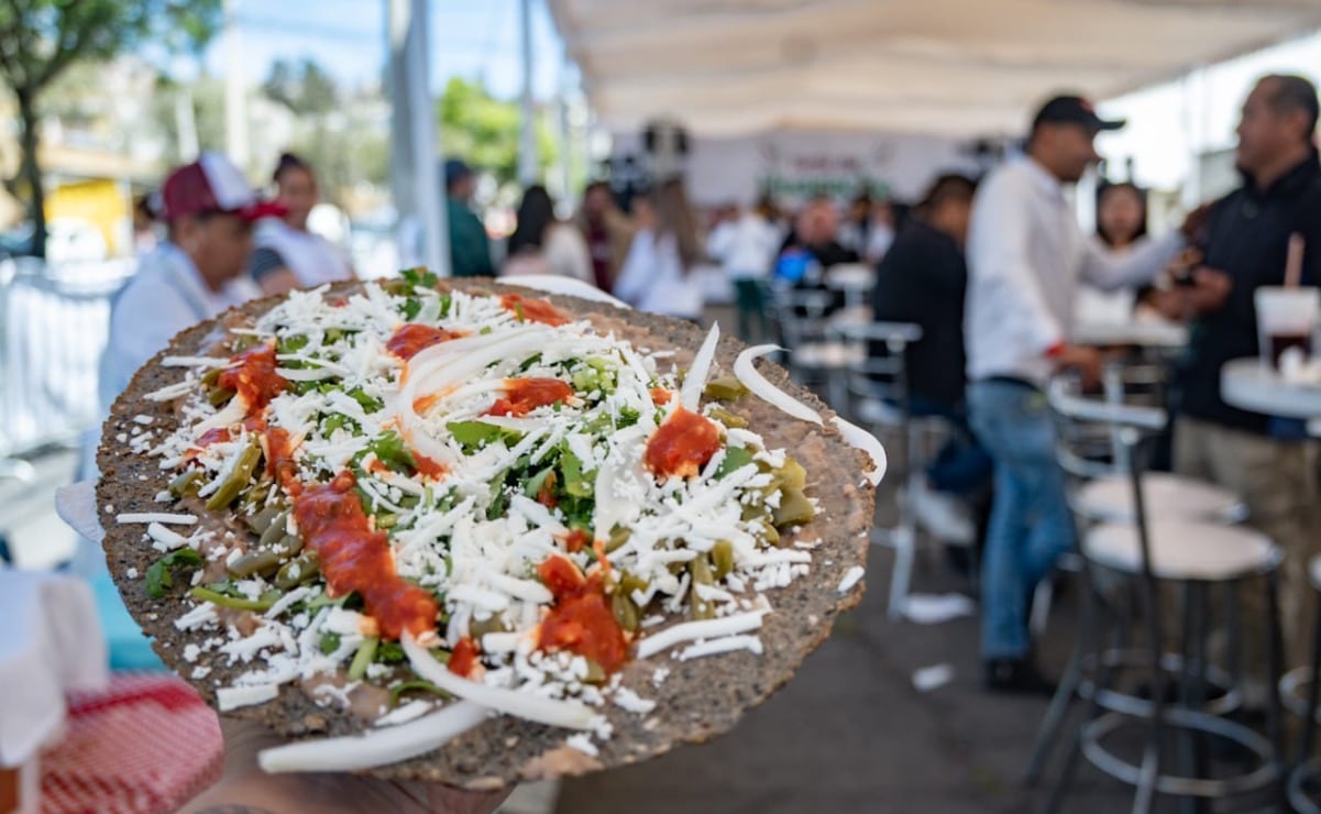 ¿Antojo de tostada, nopalitos, frijoles, queso y salsa? Vista la Feria del Huarache en Toluca